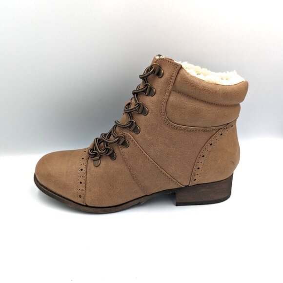 Buckle Shoes - Buckle BKE Cameo Cap Toe Hiking Boots Shearling Lined Brogue Women's 9 (39)